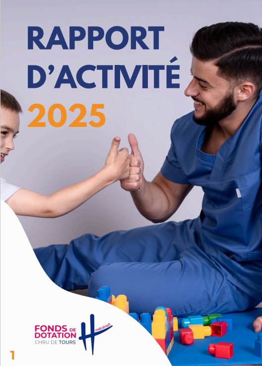 Image avec un enfant et un soignant assis sur un tapis de jeu avec des lego de couleurs. Ils jouent ensemble.